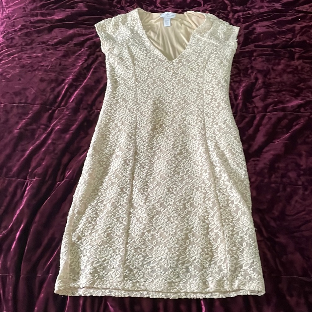 Jessica Simpson laced maternity dress.